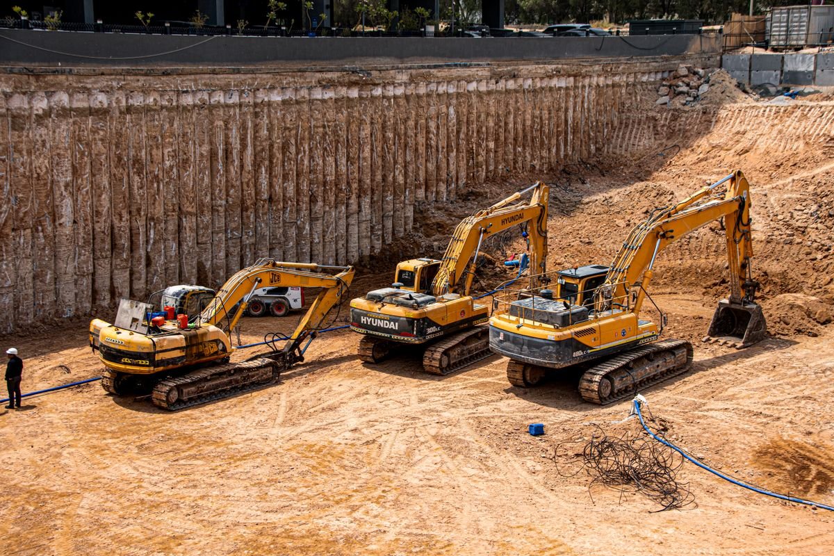 Excavadoras realizando movimiento de tierra en cimentación de obra