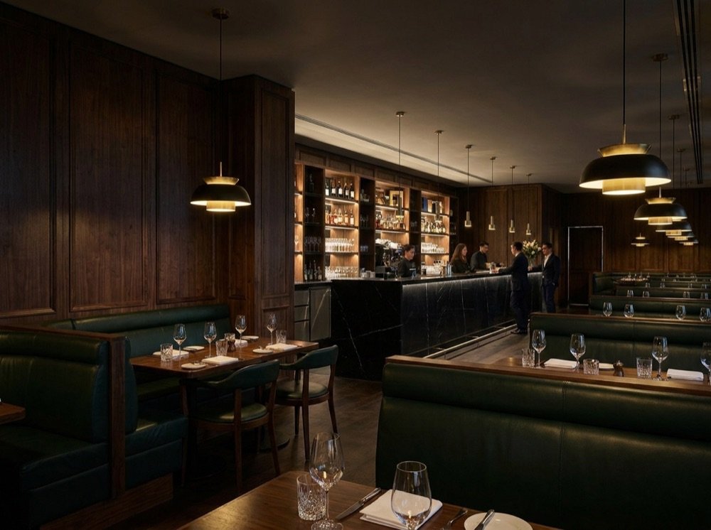 Interior elegante de Sabor & Brasa con iluminación cálida